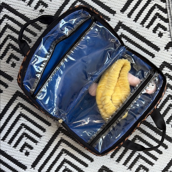 ❤️Nicole Miller Leopard Print Cosmetic Bag - Picture 2 of 2